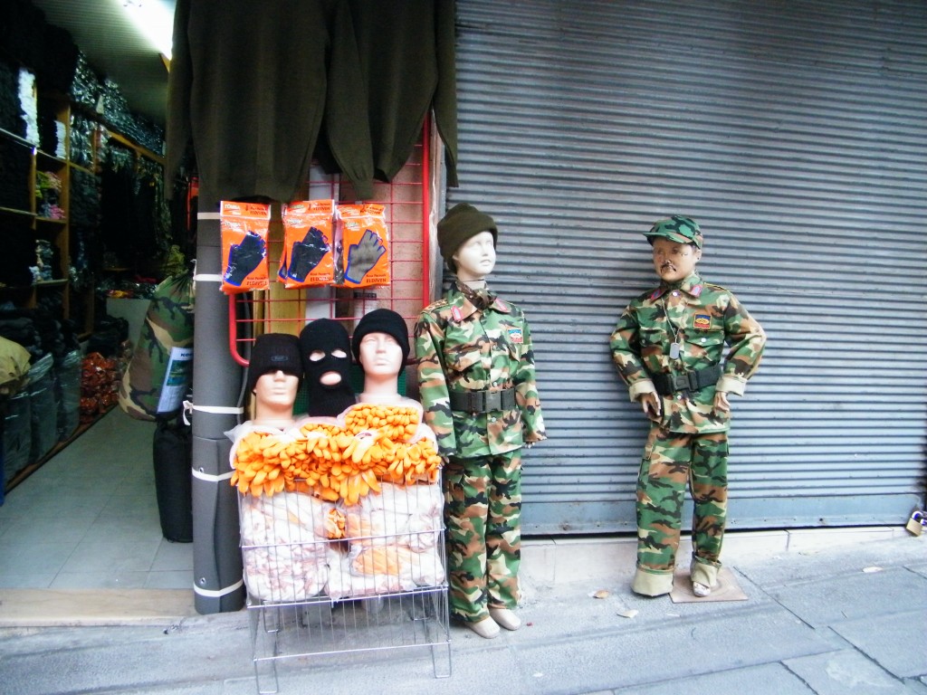 Maniquís que representan a niños con uniforme de militar. 