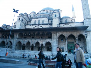 las cúpulas de la mezquita, su fachada preciosa y las personas paseando en frente de ella. 