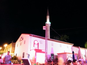 Mezquita en contraste con el Bar Street 