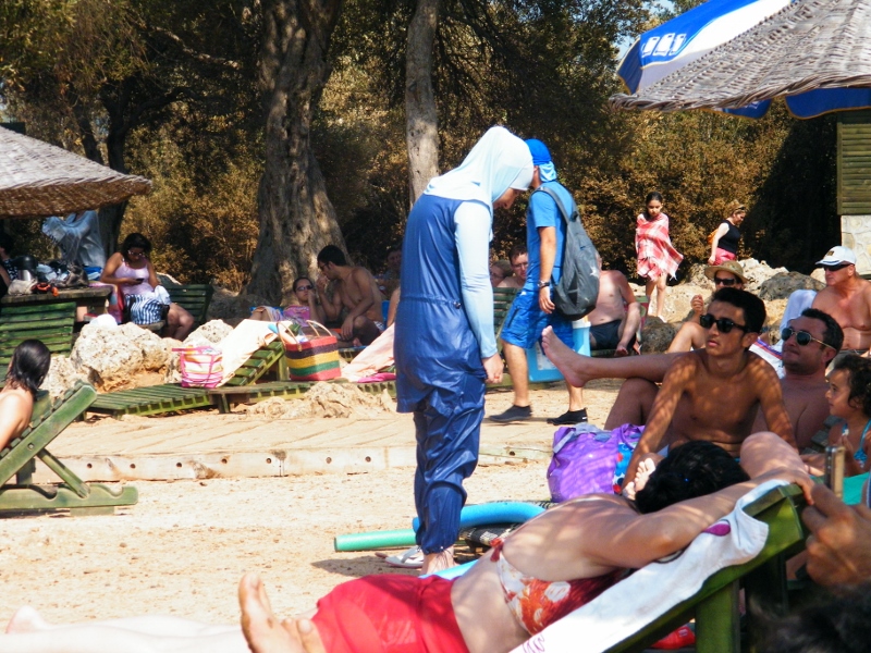 Bañador de una mujer musulmana que me llamó la atención en la playa de la Isla Cleopatra 