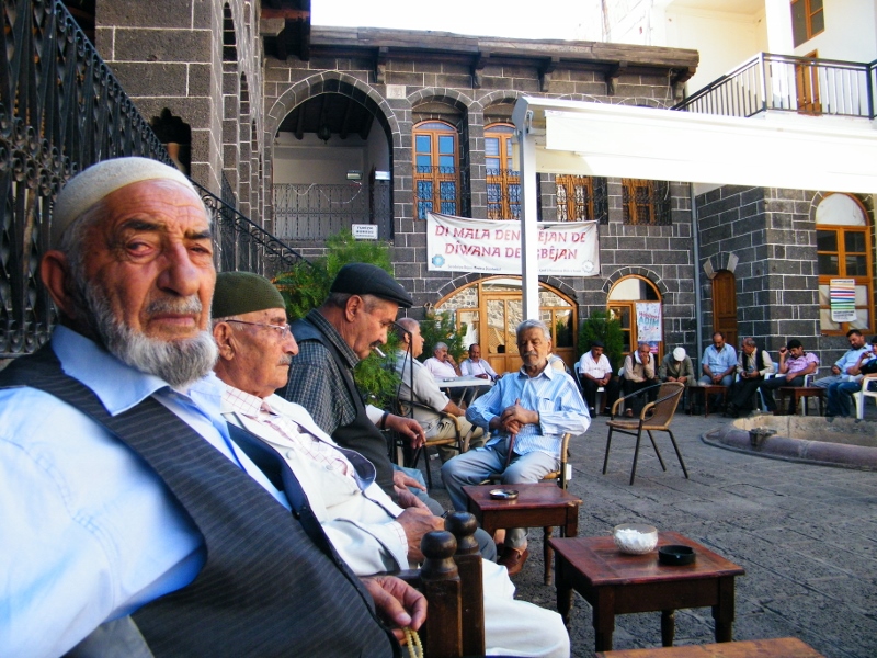 Se sientan en círculo, beben té, ven la vida pasar y la cantan. / Diyarbakir. J.M