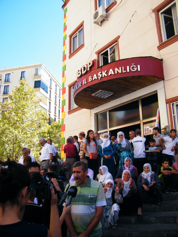 manifestación en favor del reconocimiento oficial del idioma kurdo