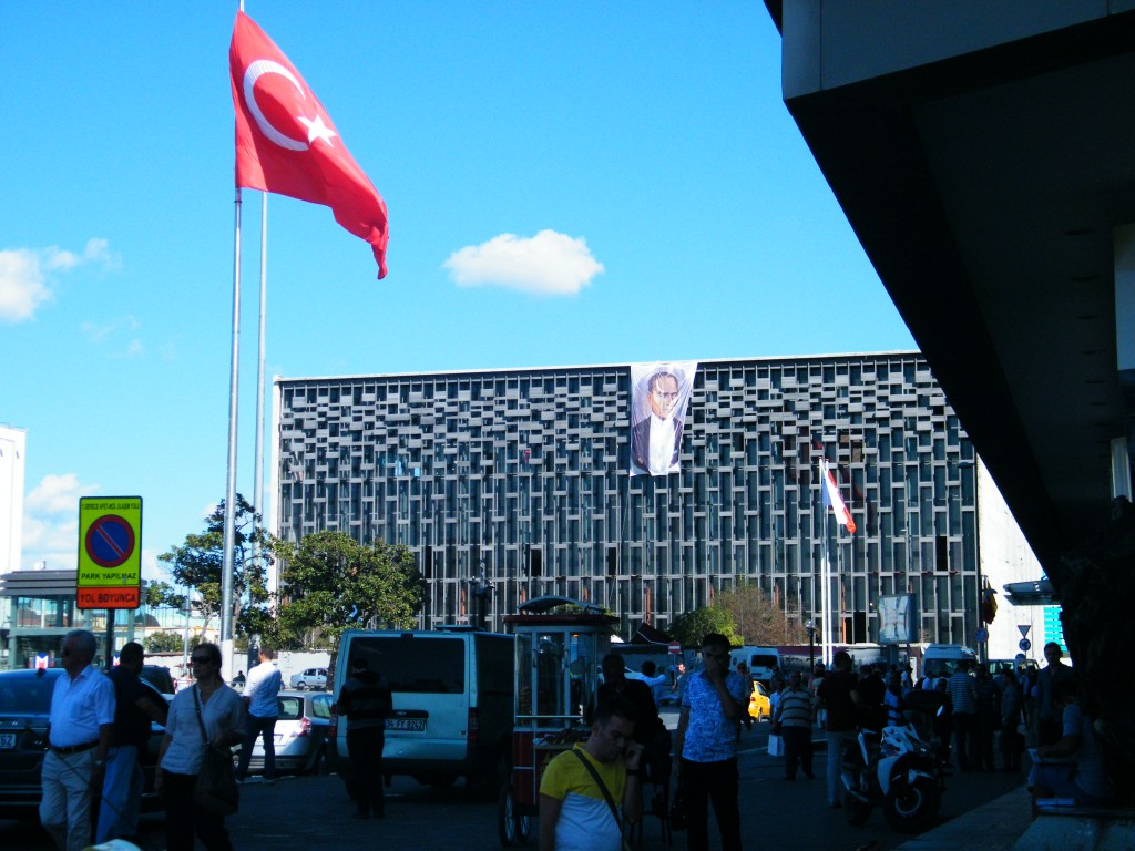Centro Cultural Atatürk custiodado por la policía