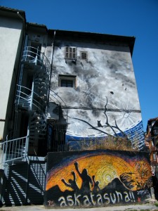 pared sobre el conflicto vasco en Mondragón