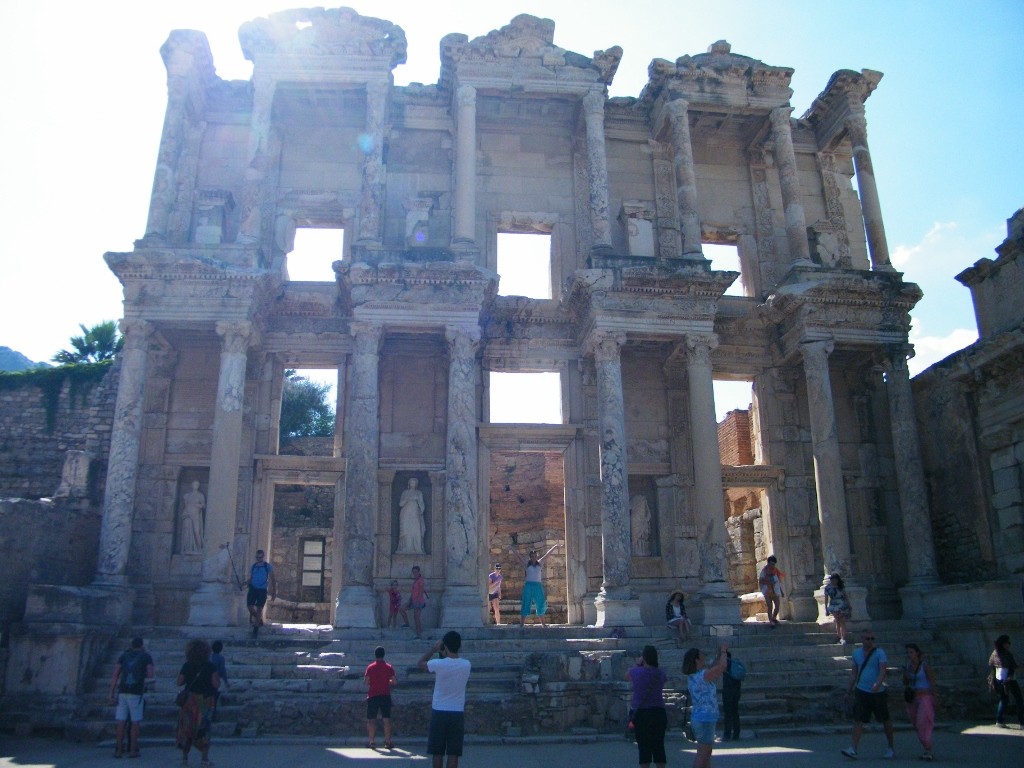 Luz en la biblioteca de Celso en Ephesus 