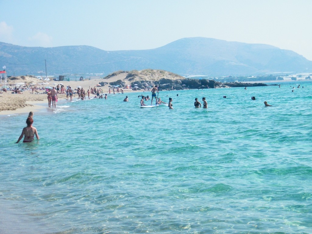 extensión impresionante del agua transparente de la playa de Falasarna en Creta 