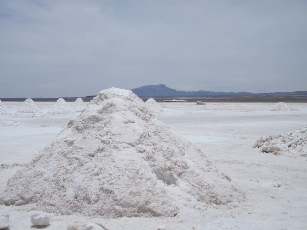 montañas de sal en el Salar de Uyuni en Bolivia 