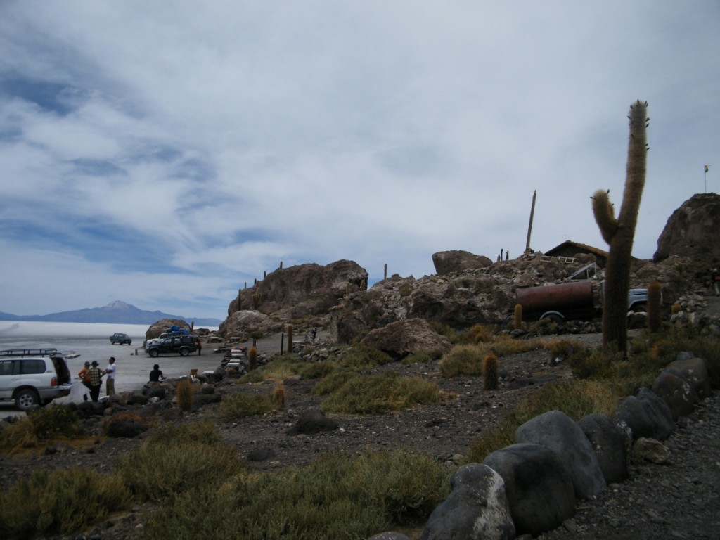 isleta o montaña en el Salar de Uyuni para observar su llanura 