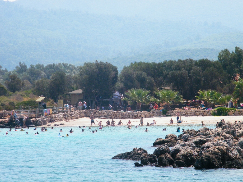 Vista de la playa en la Isla Cleopatra desde el barco