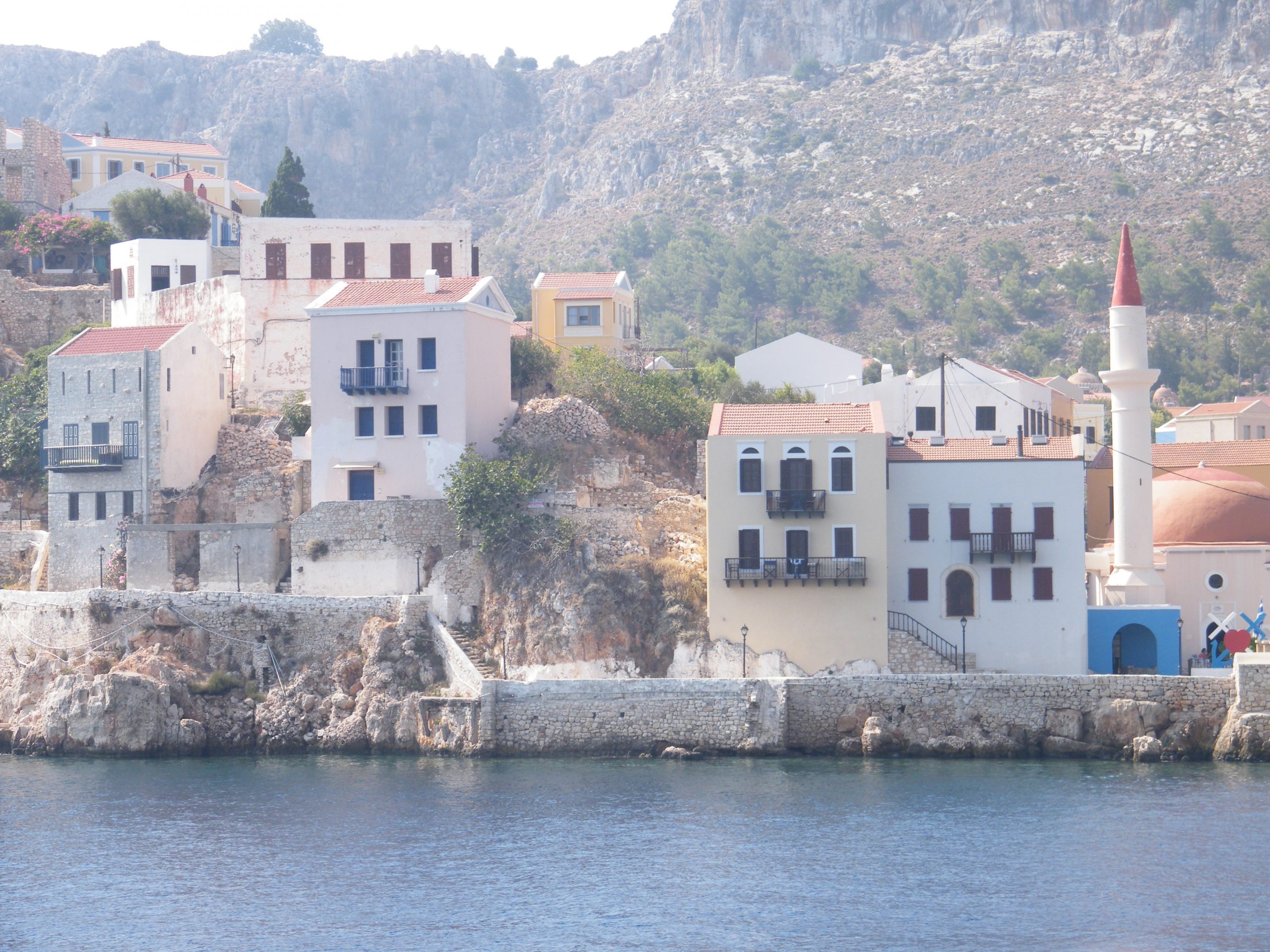 Vista de la ciudad griega Kastellorizo a la que se accede en apenas una hora en ferry desde Kas, localidad situada en el Egeo turco // J.M. Grecia