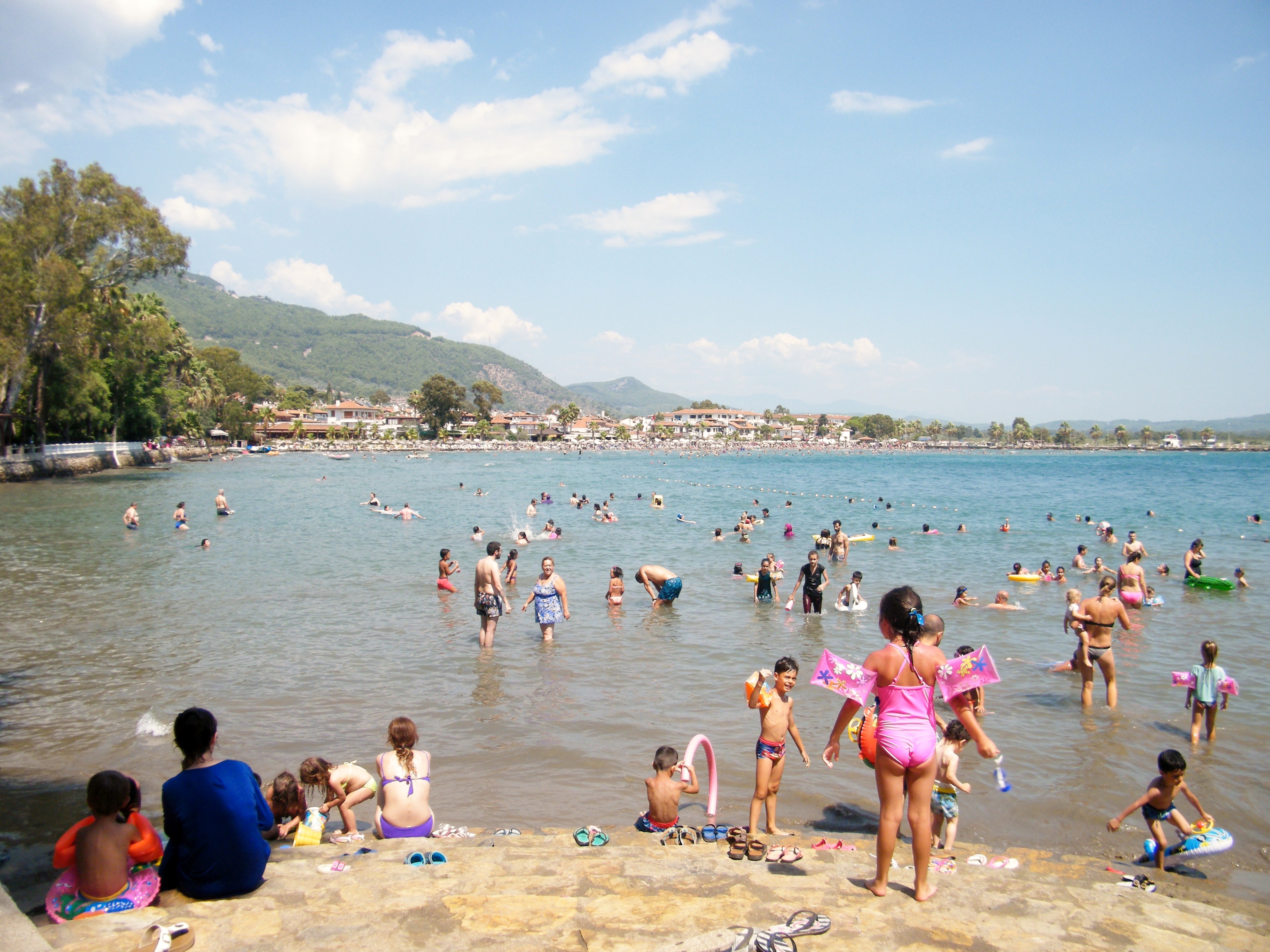 Personas se bañan en uno de los extremos de la playa en Akyaka en el Egeo turco / J.M Akyaka Egeo turco 